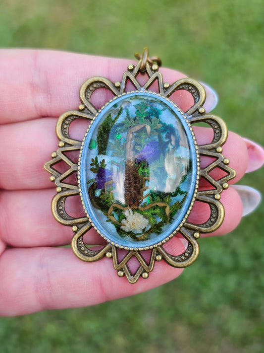 Devil Scorpion en Moss Convertible Pendant