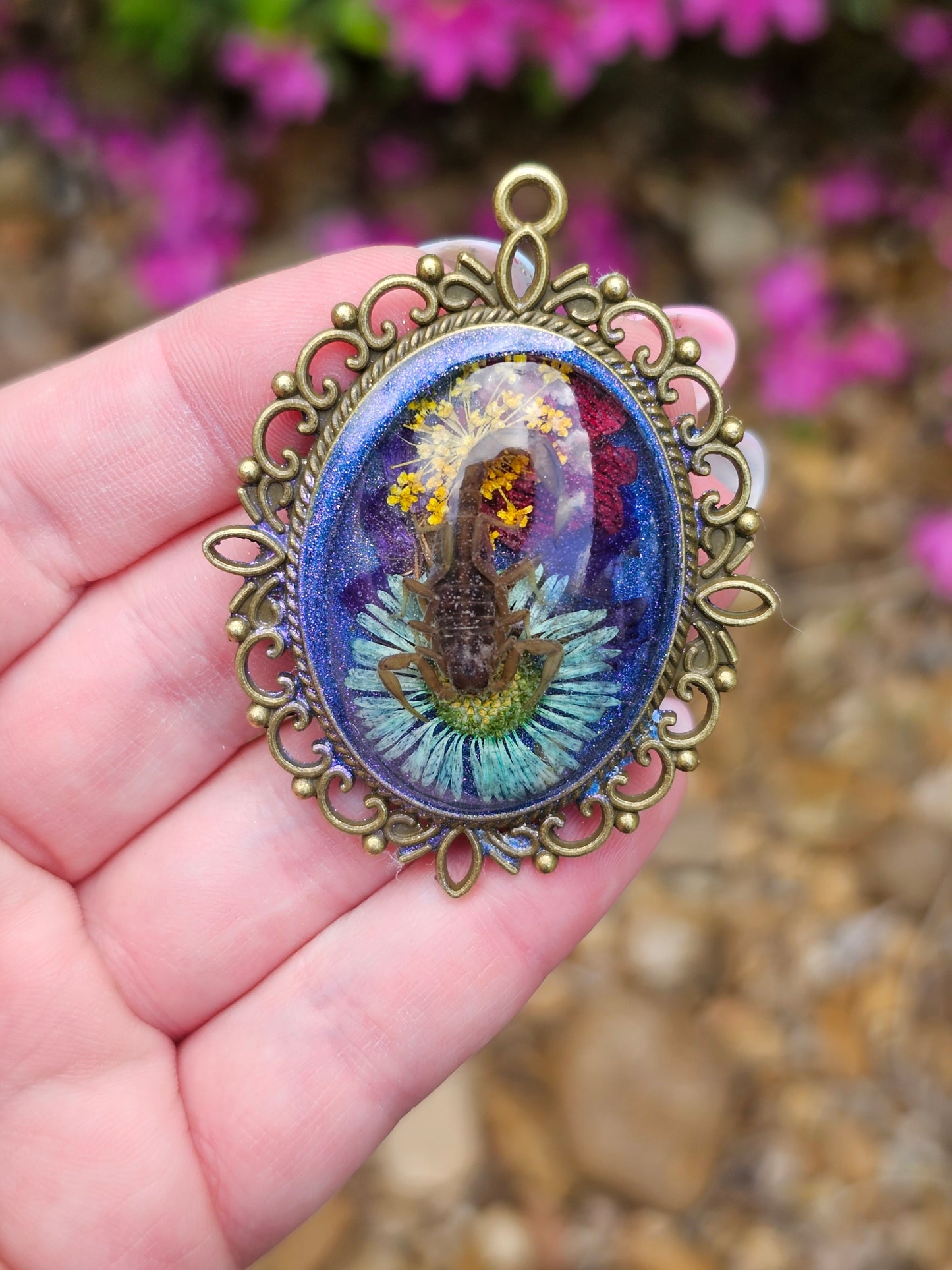 Devil Scorpion en Floral Convertible Pendant